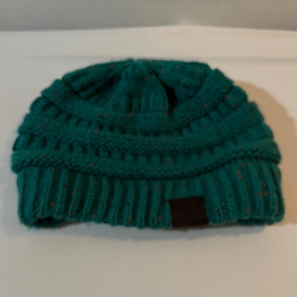 CC Cable Knit Winter Hat/Beanie.Women’s.One Size.Stretch. Teal with Gold Strands